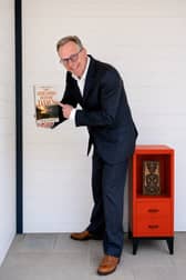 Erik Gorter with his novel