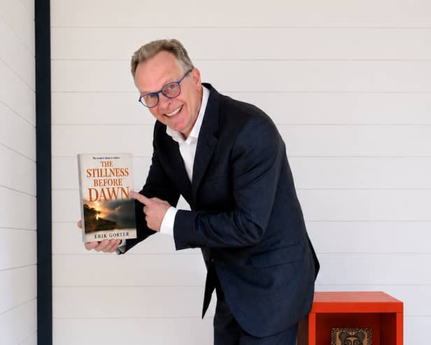 Erik Gorter with his novel