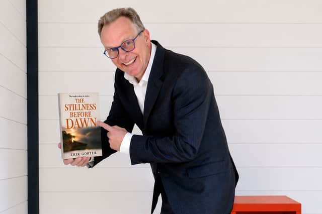 Erik Gorter with his novel