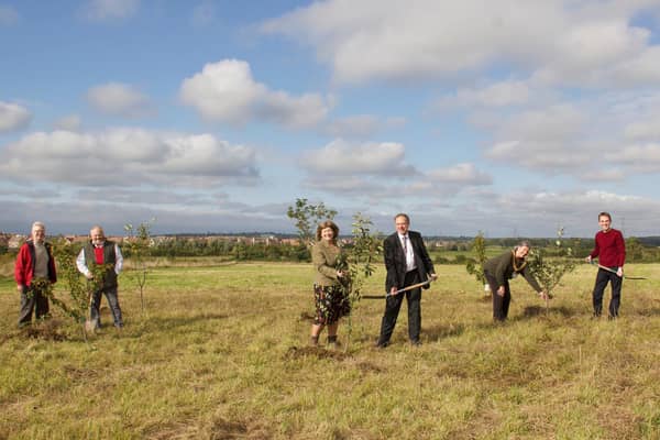 L to R: Rod Calvert (Lead for the Bedfordshire Queen’s Green Canopy Group), Cllr Steve Dixon (Executive Member for Sustainability and Transformation), Helen Nellis (HM Lord-Lieutenant of Bedfordshire) Cllr Richard Wenham (Leader of Central Bedfordshire Council), Madeline Russell (Mayor of Biggleswade), Grant Fage (Deputy Mayor of Biggleswade)