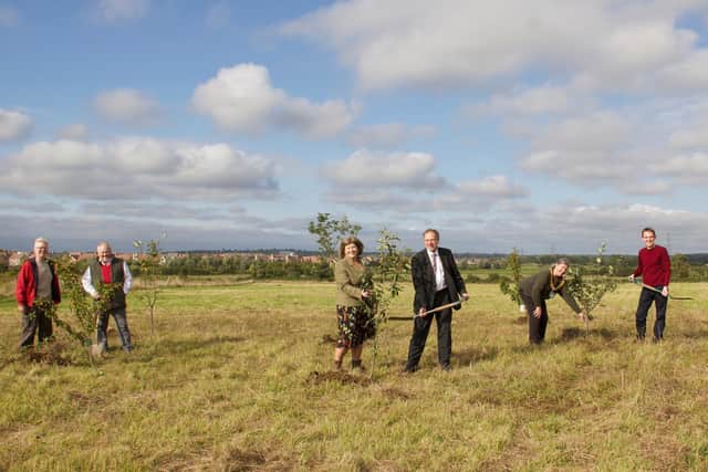 L to R: Rod Calvert (Lead for the Bedfordshire Queen’s Green Canopy Group), Cllr Steve Dixon (Executive Member for Sustainability and Transformation), Helen Nellis (HM Lord-Lieutenant of Bedfordshire) Cllr Richard Wenham (Leader of Central Bedfordshire Council), Madeline Russell (Mayor of Biggleswade), Grant Fage (Deputy Mayor of Biggleswade)
