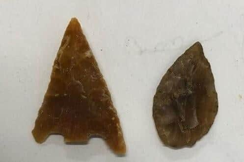 Flint arrow heads. The barbed and tanged example (left) is typical of the Bronze Age, whilst the leaf shape (right) dates from the Neolithic.