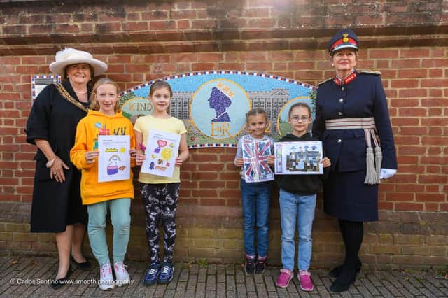 Lord Lieutenant of Bedfordshire with the Mayor of Sandy and school children