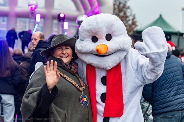 Sandy Mayor Cllr Joanna Hewitt and Simon the Naughty Snowman.