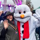 Sandy Mayor Cllr Joanna Hewitt and Simon the Naughty Snowman. Picture: Carlos Santino - Sandy Photography Club