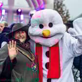 Sandy Mayor Cllr Joanna Hewitt and Simon the Naughty Snowman. Picture: Carlos Santino - Sandy Photography Club