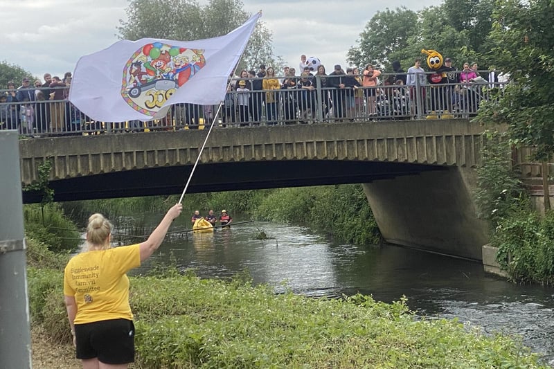 Hazel Clarke holds the flag, ready to start the race. Image: National World.