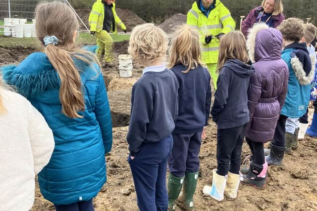 Schoolchildren get a lesson from archeologists. Picture:  Central Bedfordshire Council