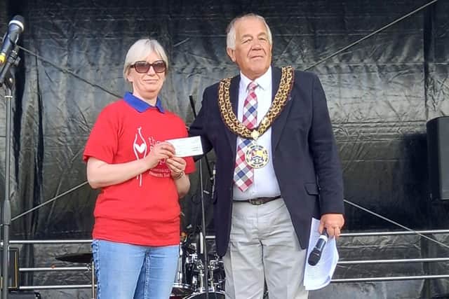 A member of the Eve Appeal with the Mayor.