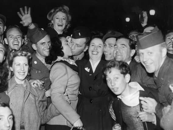 Cheering crowds in Piccadilly during the VJ Day celebrations (Photo: Keystone/Getty Images)