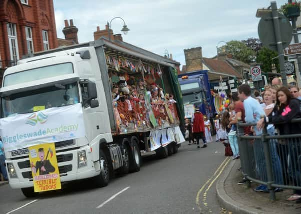 b13-607 Biggleswade Carnival parade.

This year's theme was books.