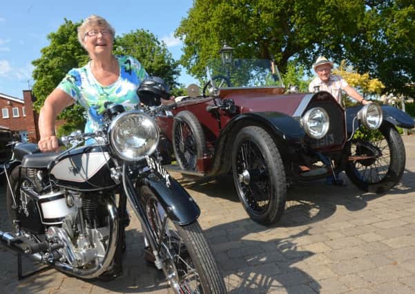b13-554 Haynes 100 preview picture
Jan Diffey with Norton Model 30 (1936) and Phil Diffey with his Humber 1914. ENGPNL00120131006130549
